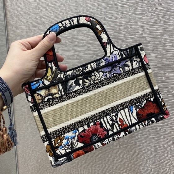 mini Tote's latest moonflower collection for early spring