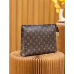 Louis Vuitton ➋➏ toiletry bag 𝙈47542