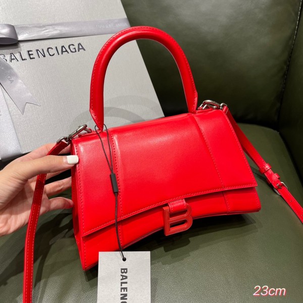 BALENCIAGA 𝐇𝐨𝐮𝐫𝐠𝐥𝐚𝐬𝐬 𝐒 The hourglass bag of the fashion world
