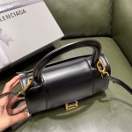 BALENCIAGA 𝐇𝐨𝐮𝐫𝐠𝐥𝐚𝐬𝐬 𝐒 The hourglass bag of the fashion world