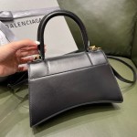 BALENCIAGA 𝐇𝐨𝐮𝐫𝐠𝐥𝐚𝐬𝐬 𝐒 The hourglass bag of the fashion world