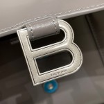 BALENCIAGA 𝐇𝐨𝐮𝐫𝐠𝐥𝐚𝐬𝐬 𝐒 The hourglass bag of the fashion world