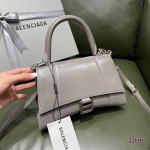 BALENCIAGA 𝐇𝐨𝐮𝐫𝐠𝐥𝐚𝐬𝐬 𝐒 The hourglass bag of the fashion world