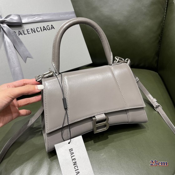 BALENCIAGA 𝐇𝐨𝐮𝐫𝐠𝐥𝐚𝐬𝐬 𝐒 The hourglass bag of the fashion world