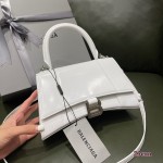 BALENCIAGA 𝐇𝐨𝐮𝐫𝐠𝐥𝐚𝐬𝐬 𝐒 The hourglass bag of the fashion world