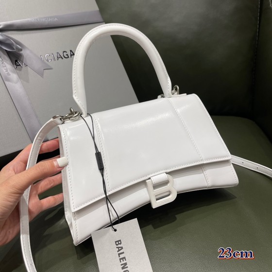 BALENCIAGA 𝐇𝐨𝐮𝐫𝐠𝐥𝐚𝐬𝐬 𝐒 The hourglass bag of the fashion world