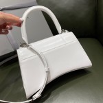 BALENCIAGA 𝐇𝐨𝐮𝐫𝐠𝐥𝐚𝐬𝐬 𝐒 The hourglass bag of the fashion world