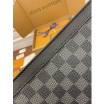 Louis Vuitton exclusive starting model: N41696