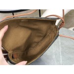 CELINE 𝑇𝑟𝑎𝑛𝑔𝑙𝑒 〰 Triangle bag model: 195902