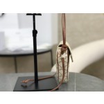 CELINE 𝑇𝑟𝑎𝑛𝑔𝑙𝑒 〰 Triangle bag model: 195902