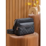 Louis Vuitton 𝙊𝙐𝙏𝘿𝙊𝙊𝙍 messenger bag M30233