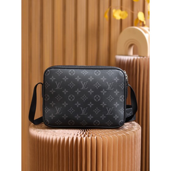 Louis Vuitton 𝙊𝙐𝙏𝘿𝙊𝙊𝙍 messenger bag M30233