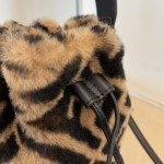 FENDI autumn and winter new shearling small bucket