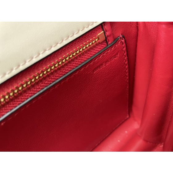 Valentino's elegant and modern V LOGO logo (a chain➕leather shoulder strap) Model: 0777