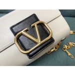 Valentino's elegant and modern V LOGO logo (a chain➕leather shoulder strap) Model: 0777