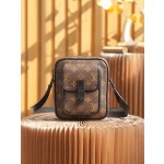 Louis Vuitton 𝐂𝐇𝐑𝐈𝐒𝐓𝐎𝐏𝐇𝐄𝐑 camera bag M69404
