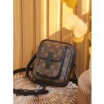 Louis Vuitton 𝐂𝐇𝐑𝐈𝐒𝐓𝐎𝐏𝐇𝐄𝐑 camera bag M69404