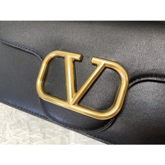 Valentino calfskin handbag 👜underarm bag Model: 1133 Decorative metal