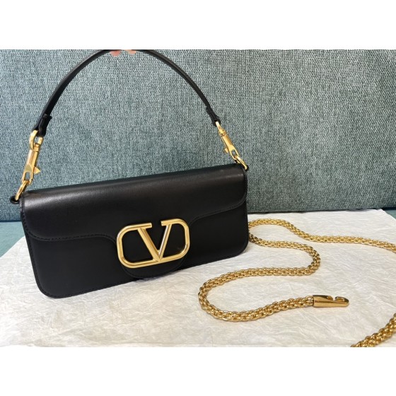 Valentino calfskin handbag 👜underarm bag Model: 1133 Decorative metal