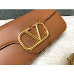 Valentino calfskin handbag 👜underarm bag Model: 1133 Decorative metal