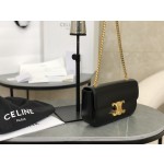 CELINE 𝑻𝒓𝒊𝒐𝒎𝒑𝒉𝒆 Chain Underarm Bag Model: 197993