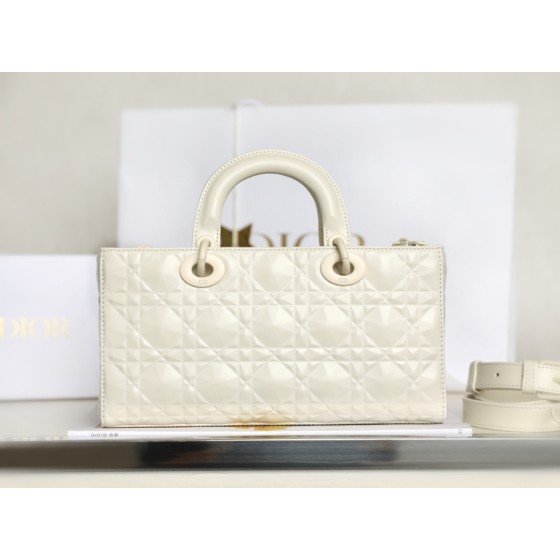 Dior Lady D-Joy is a classic style of the Goliath Bible