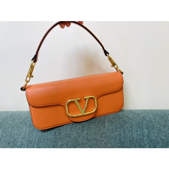 Valentino calfskin handbag 👜underarm bag Model: 1133 Decorative metal
