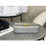 CELINE 𝑻𝒓𝒊𝒐𝒎𝒑𝒉𝒆 Chain Underarm Bag Model: 197993