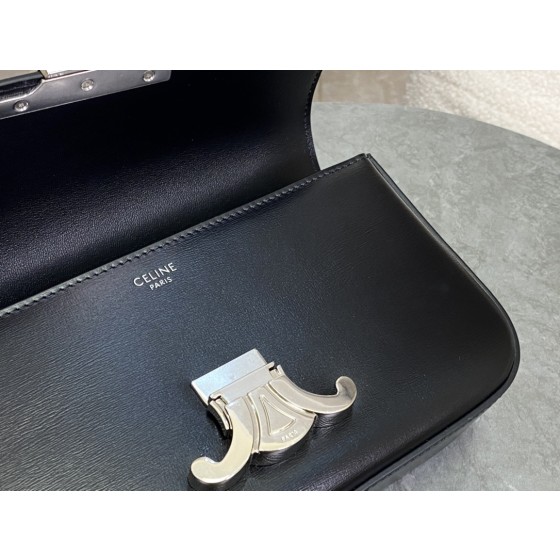 CELINE 𝑻𝒓𝒊𝒐𝒎𝒑𝒉𝒆 Chain Underarm Bag Model: 197993