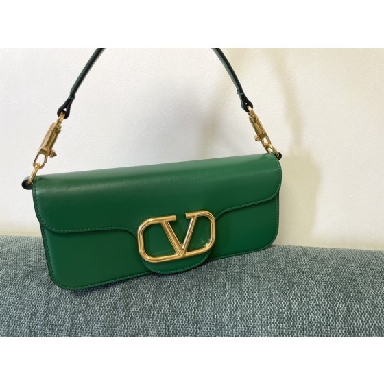 Valentino calfskin handbag 👜underarm bag Model: 1133 Decorative metal