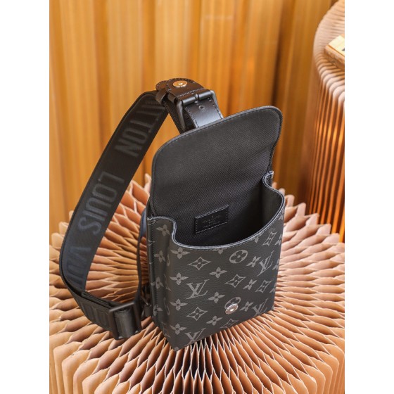 Louis Vuitton𝐒𝐀𝐔𝐌𝐔𝐑 shoulder bag #M45912