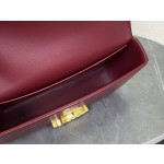 CELINE 𝑻𝒓𝒊𝒐𝒎𝒑𝒉𝒆 Chain Underarm Bag Model: 197993