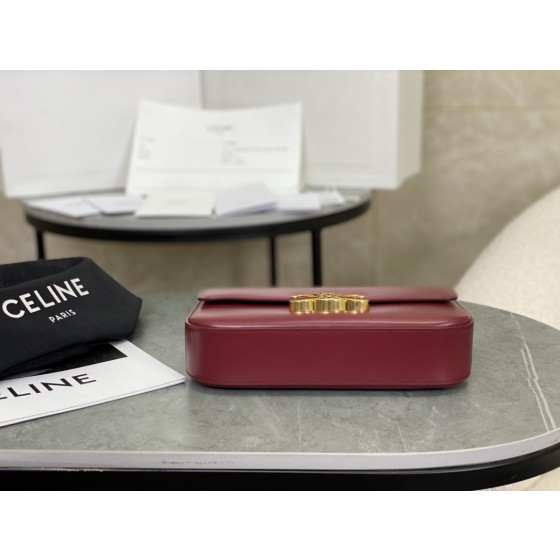 CELINE 𝑻𝒓𝒊𝒐𝒎𝒑𝒉𝒆 Chain Underarm Bag Model: 197993