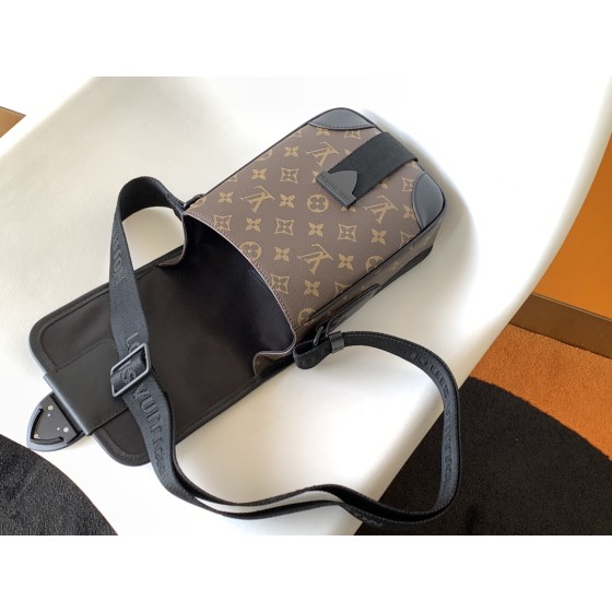 Louis Vuitton M46442 Presbyopia This Archy Small Messenger Bag