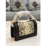 𝗖𝗵𝗮𝗻𝗲𝗹𝗟𝗲𝗯𝗼𝘆 Imported python skin with the latest heavy metal handle bag in lambskin