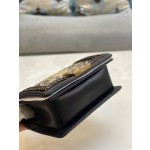 𝗖𝗵𝗮𝗻𝗲𝗹𝗟𝗲𝗯𝗼𝘆 Imported python skin with the latest heavy metal handle bag in lambskin