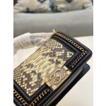 𝗖𝗵𝗮𝗻𝗲𝗹𝗟𝗲𝗯𝗼𝘆 Imported python skin with the latest heavy metal handle bag in lambskin