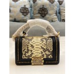 𝗖𝗵𝗮𝗻𝗲𝗹𝗟𝗲𝗯𝗼𝘆 Imported python skin with the latest heavy metal handle bag in lambskin