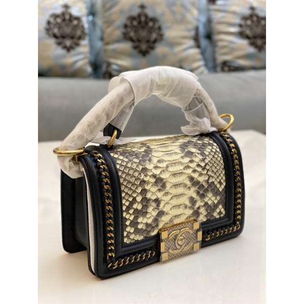𝗖𝗵𝗮𝗻𝗲𝗹𝗟𝗲𝗯𝗼𝘆 Imported python skin with the latest heavy metal handle bag in lambskin
