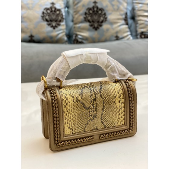 𝗖𝗵𝗮𝗻𝗲𝗹𝗟𝗲𝗯𝗼𝘆 Imported python skin with the latest heavy metal handle bag in lambskin
