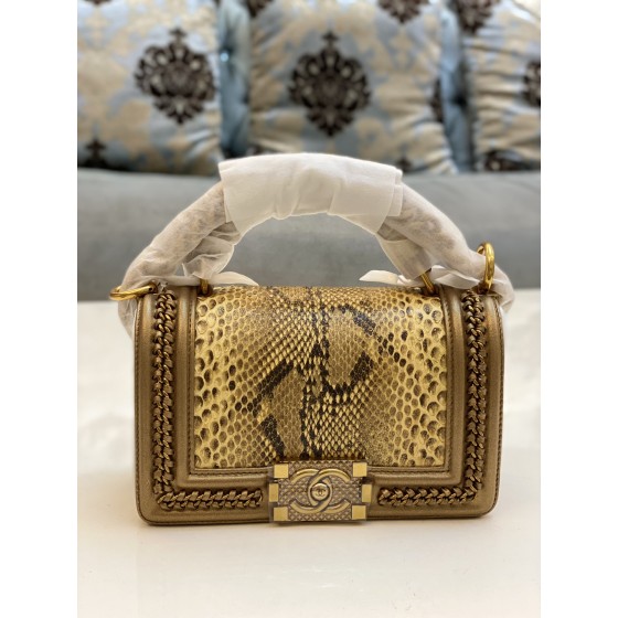 𝗖𝗵𝗮𝗻𝗲𝗹𝗟𝗲𝗯𝗼𝘆 Imported python skin with the latest heavy metal handle bag in lambskin