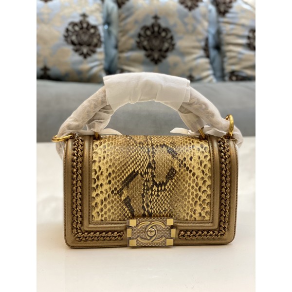 𝗖𝗵𝗮𝗻𝗲𝗹𝗟𝗲𝗯𝗼𝘆 Imported python skin with the latest heavy metal handle bag in lambskin
