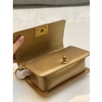 𝗖𝗵𝗮𝗻𝗲𝗹𝗟𝗲𝗯𝗼𝘆 Imported python skin with the latest heavy metal handle bag in lambskin