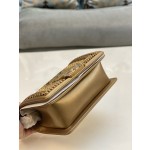 𝗖𝗵𝗮𝗻𝗲𝗹𝗟𝗲𝗯𝗼𝘆 Imported python skin with the latest heavy metal handle bag in lambskin