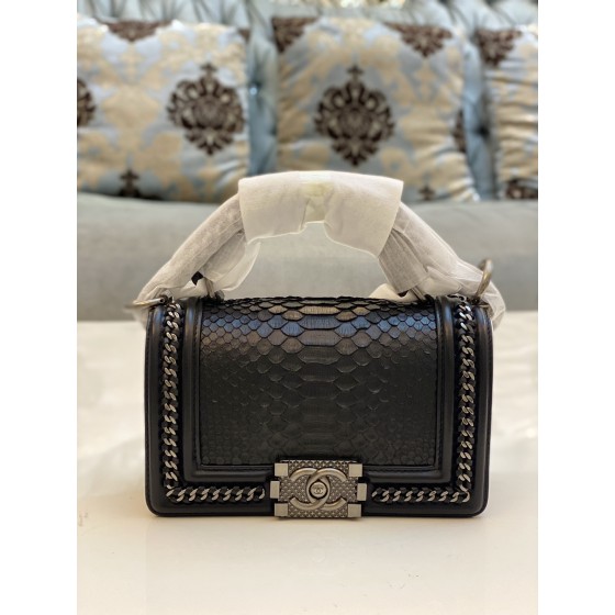 𝗖𝗵𝗮𝗻𝗲𝗹𝗟𝗲𝗯𝗼𝘆 Imported python skin with the latest heavy metal handle bag in lambskin