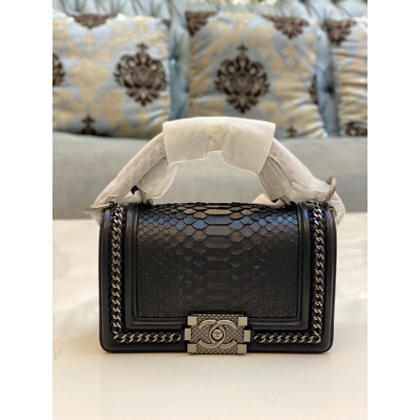 𝗖𝗵𝗮𝗻𝗲𝗹𝗟𝗲𝗯𝗼𝘆 Imported python skin with the latest heavy metal handle bag in lambskin