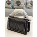 𝗖𝗵𝗮𝗻𝗲𝗹𝗟𝗲𝗯𝗼𝘆 Imported python skin with the latest heavy metal handle bag in lambskin