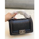 𝗖𝗵𝗮𝗻𝗲𝗹𝗟𝗲𝗯𝗼𝘆 Imported python skin with the latest heavy metal handle bag in lambskin