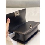 𝗖𝗵𝗮𝗻𝗲𝗹𝗟𝗲𝗯𝗼𝘆 Imported python skin with the latest heavy metal handle bag in lambskin