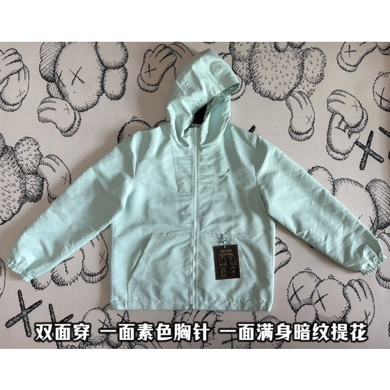 Louis Vuitton wears the latest jacket jacket on both sides